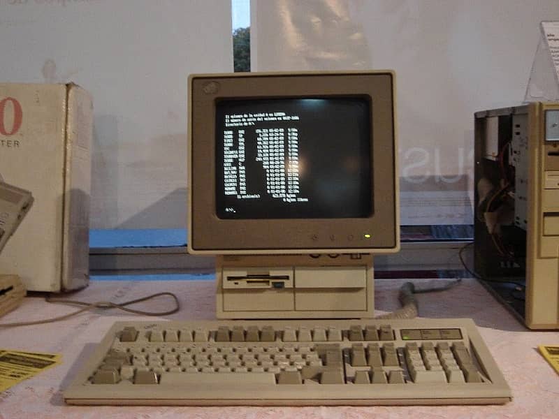 komputer wygląda staro drugiej generacji