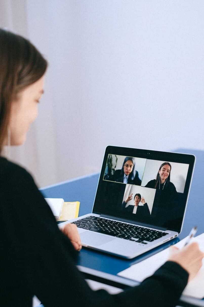 kobieta nawiązywania połączenia wideo na laptopie