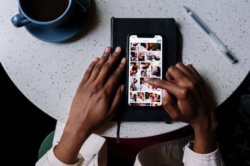 smartfon z aplikacją instagram i rękami