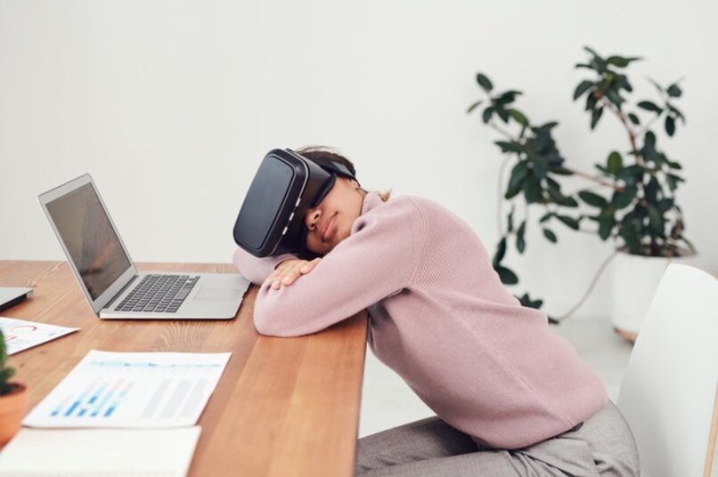dziewczyna śpi w okularach wirtualnej rzeczywistości
