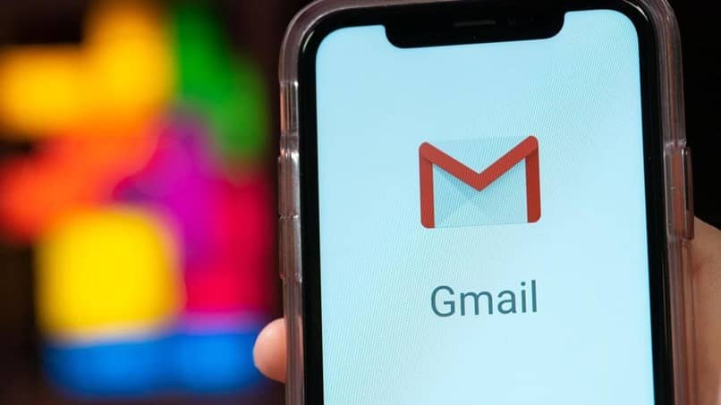 kolorowy ekran telefonu komórkowego w Gmailu