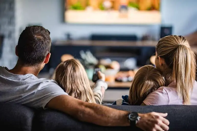 rodzina oglądająca filmy HBO
