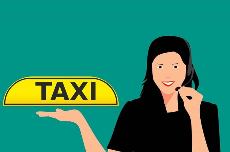 kobieta trzyma znak taksówki