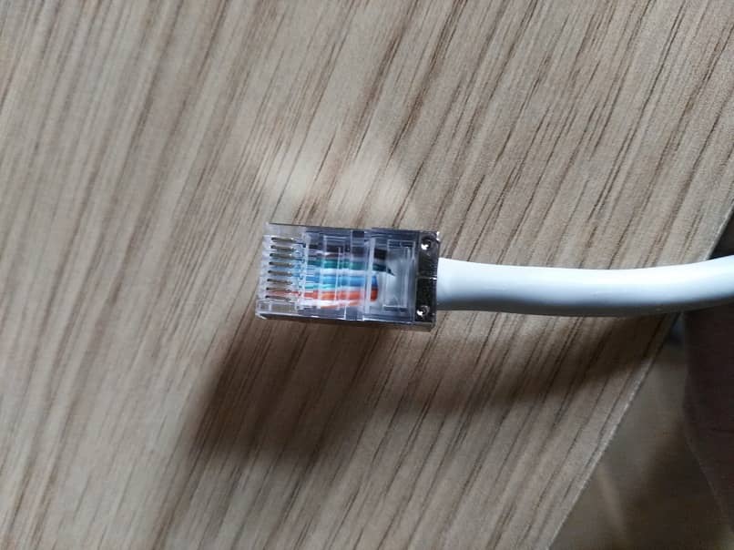 Powiększone zdjęcie białego kabla Ethernet z ośmioma kolorami okablowania wewnętrznego 