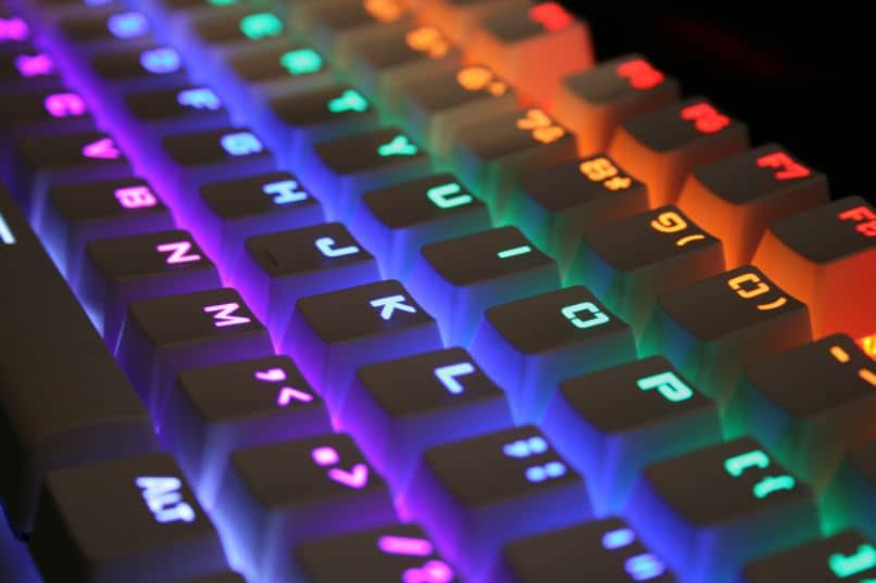 klawiatura dla graczy z kolorowymi światłami