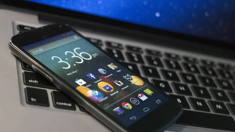 Android mobilny na klawiszach laptopa