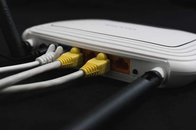 powiększone zdjęcie tylnej części białego routera z wolnym połączeniem internetowym 