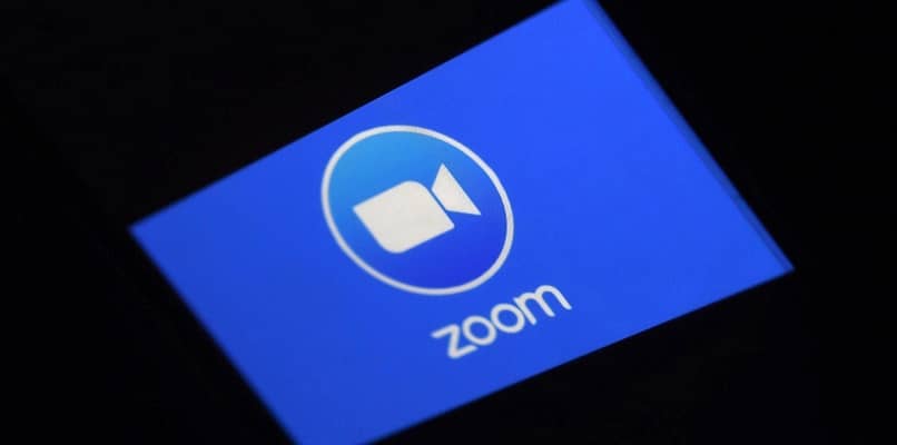 smartfon z aplikacją zoom