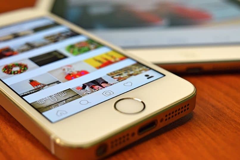 iPhone i tablet z aplikacją Instagram na pulpicie