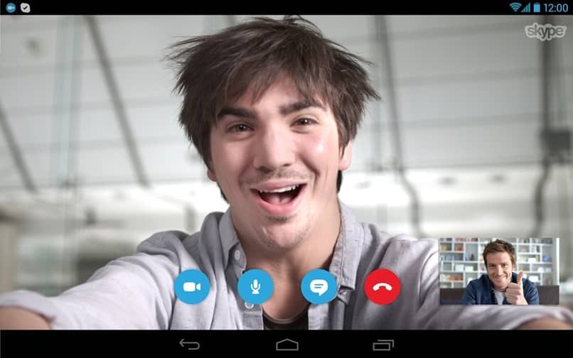 mężczyzna rozmowa wideo skype