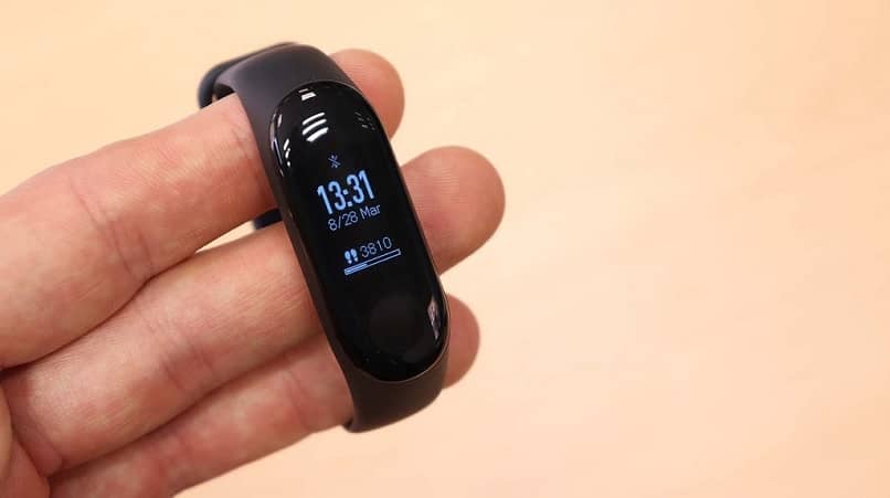 trzymanie 3 palcami mi band xiaomi