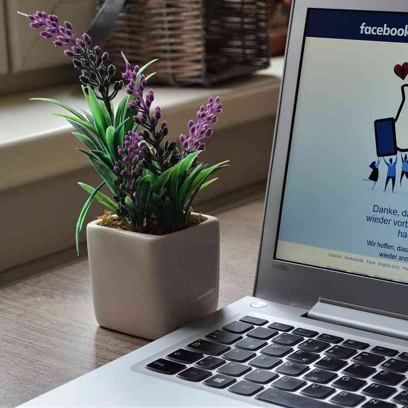 laptop z ekranem powitalnym Facebooka