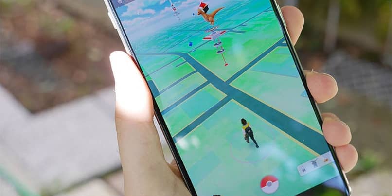 użytkownik grający w pokémon przejdź na swój telefon komórkowy