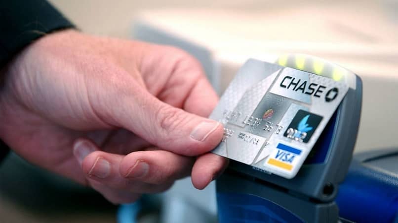 mężczyzna płacący kartą kredytową Chase Bank Visa