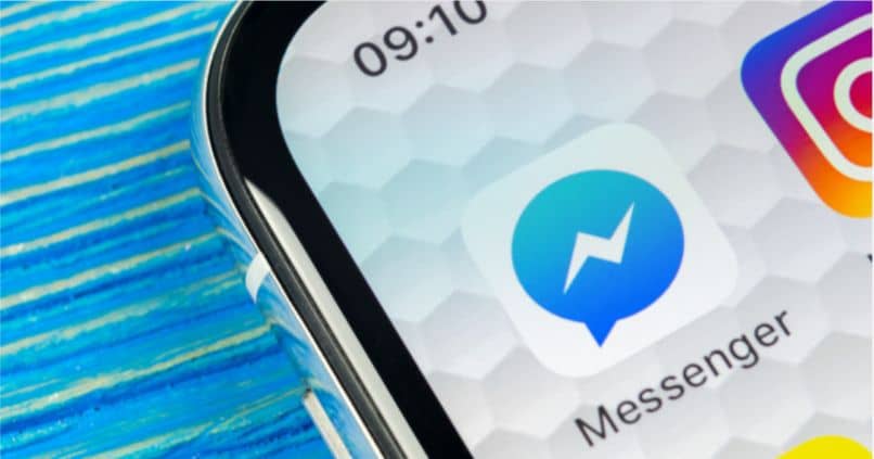 telefon komórkowy messenger instagram niebieskie tło