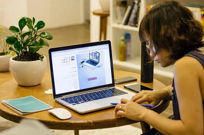 kobieta pracujący laptop