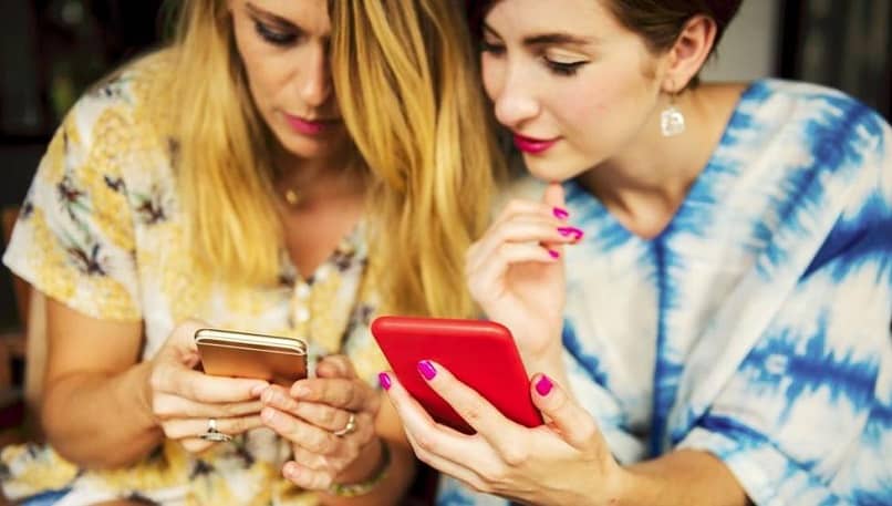 kobiety używające aplikacji Instagram, aby znaleźć przyjaciół