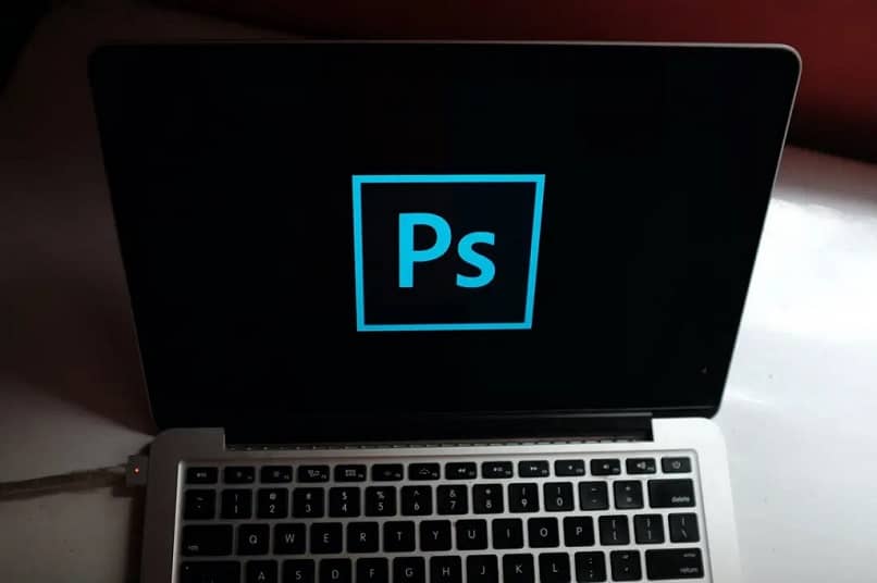 laptop z ikoną Photoshopa