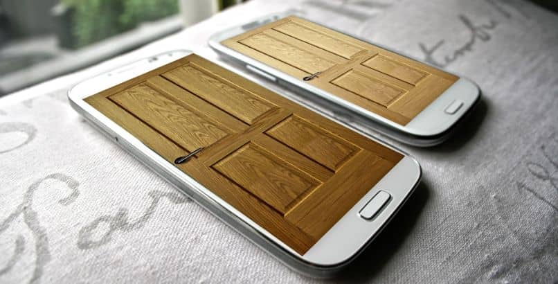 smartfony Samsung z ekranem w drzwiach