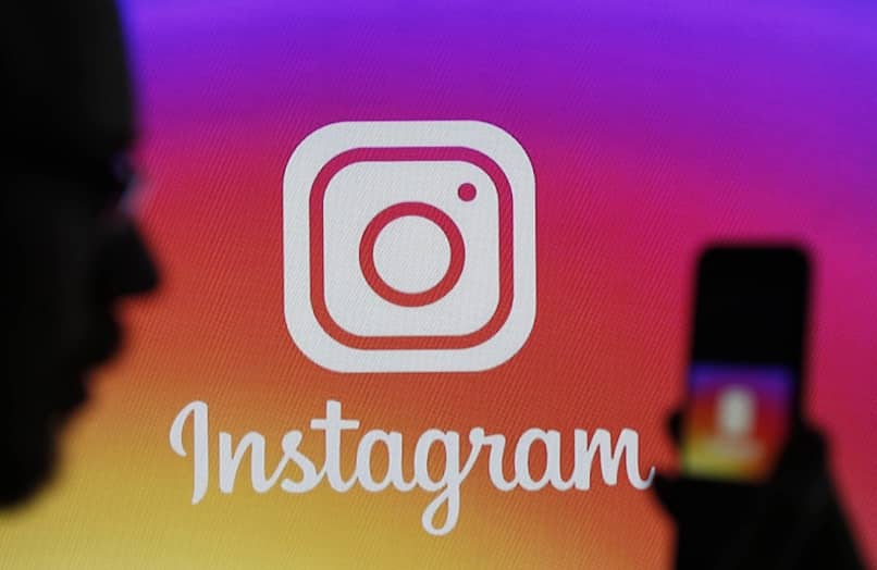 Instagram na telefonie komórkowym i ekran pokazujący osobę