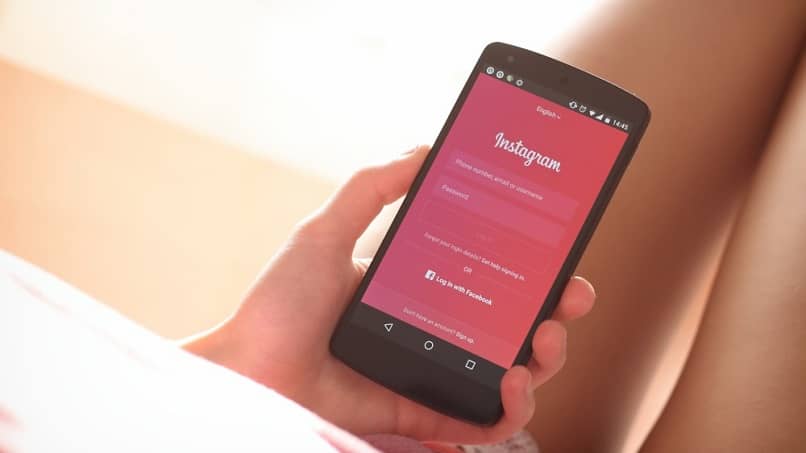 kobieta uzyskuje dostęp do swojego konta na Instagramie, aby publikować historie