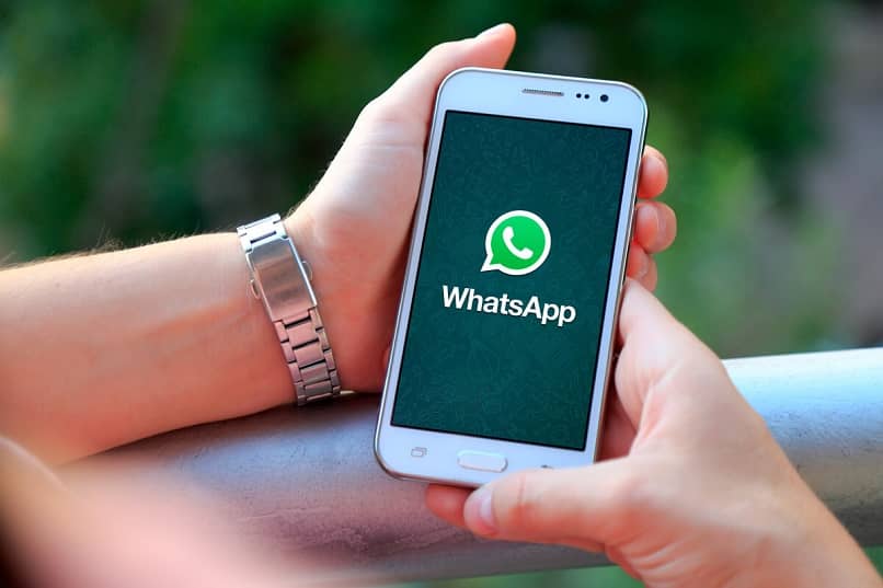 WhatsApp logo ręce telefonu