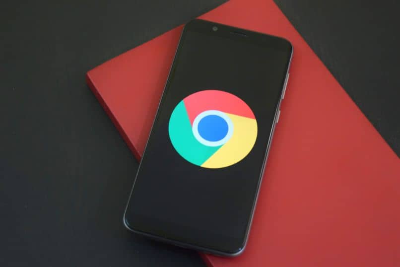 smartfon z Google Chrome na czarnym pulpicie