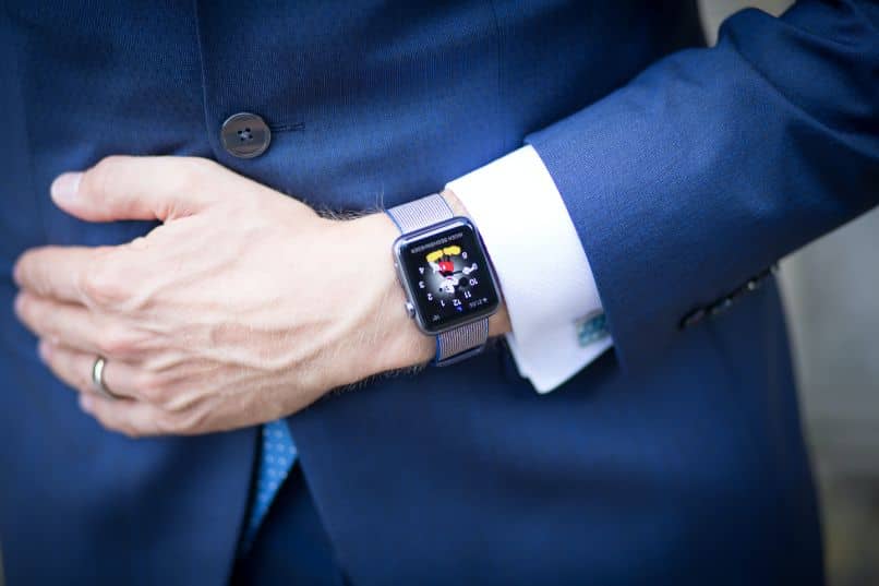 mężczyzna w garniturze z smartwatchem