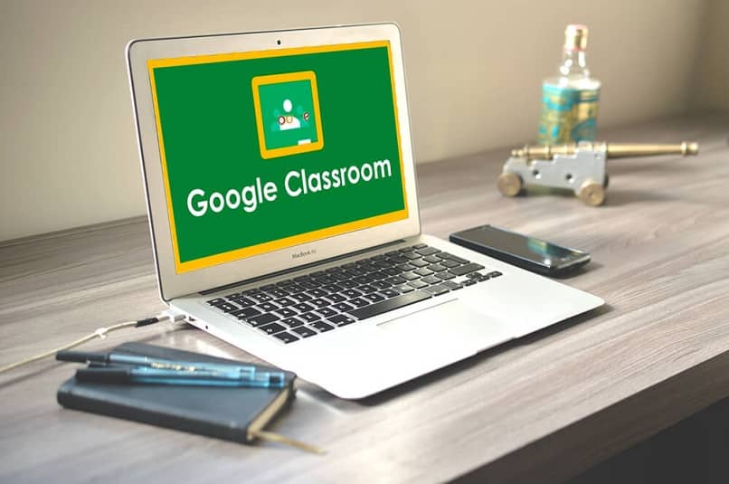 platforma Google Classroom na laptopie