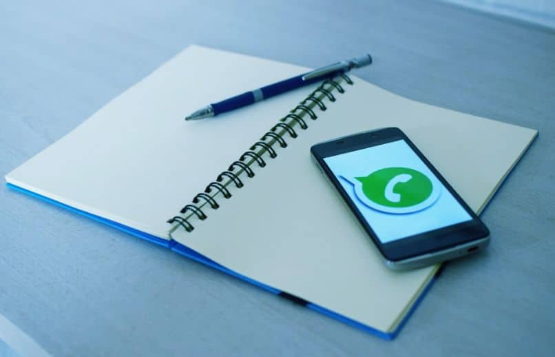 smartfon z WhatsApp i notebookiem