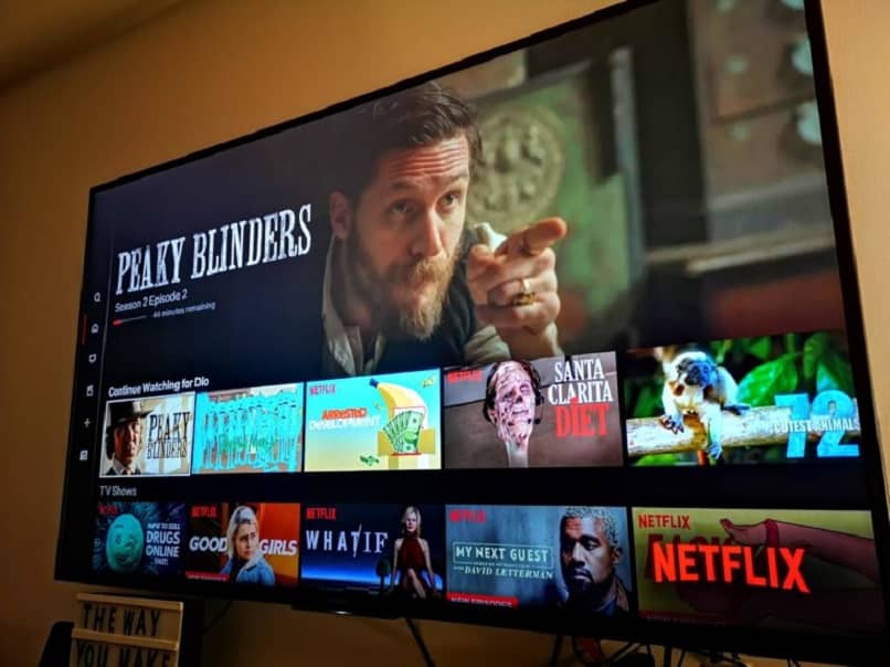 Smart TV z katalogiem Netflix na ekranie