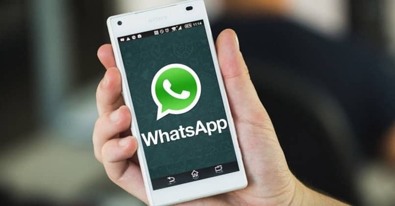 osoba trzymaj rękę ikona telefonu WhatsApp