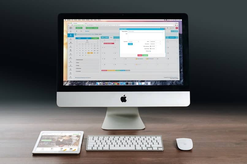 iPad i PC Mac na biurku