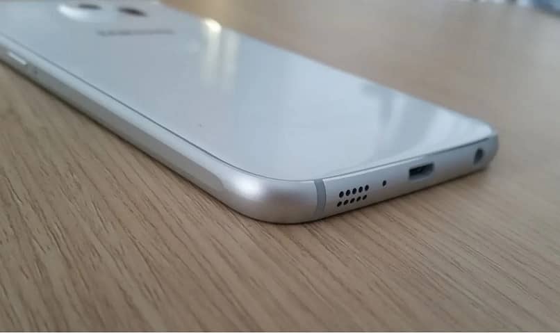 srebrny telefon komórkowy na biurku