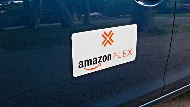 logo amazon flex na samochodzie
