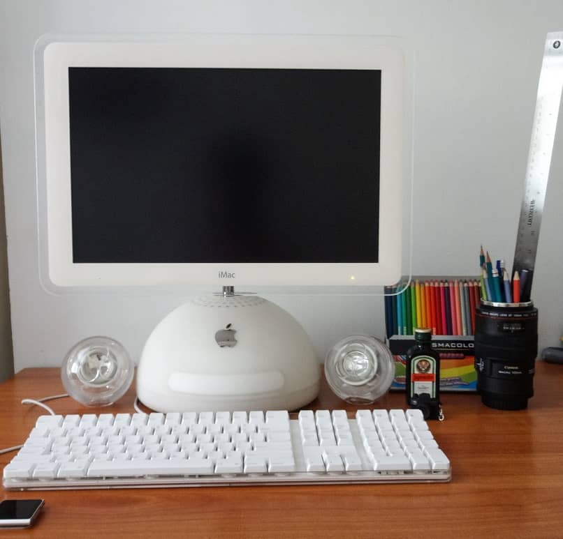 Apple imac na pulpicie z niektórymi kolorami