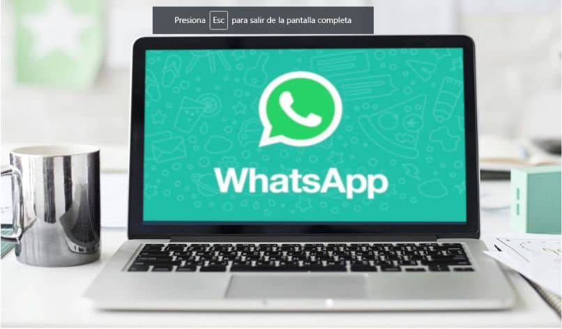 tabela logo whatsapp ekran klawiatura laptop kubek telefon komórkowy 