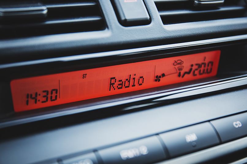 radio z czerwonym ekranem