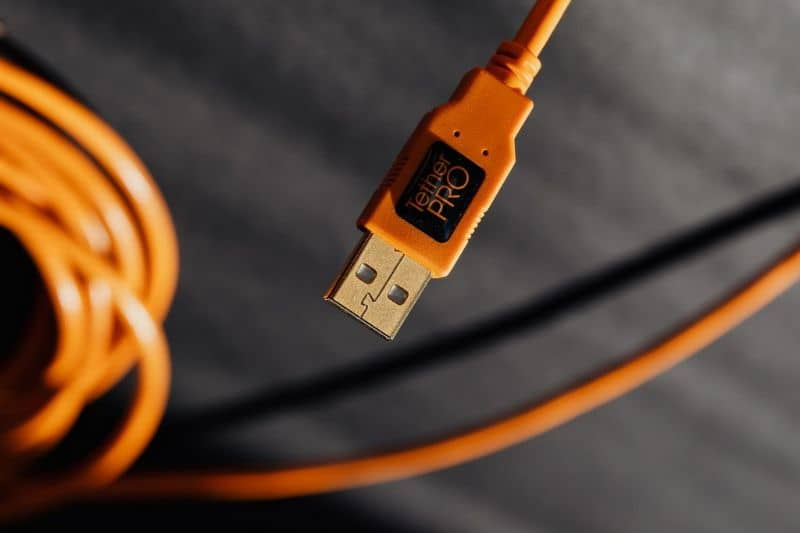 Pomarańczowy kabel USB
