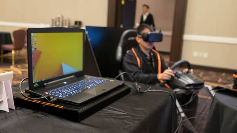 Wirtualna rzeczywistość na laptopie osoba siedząca w okularach