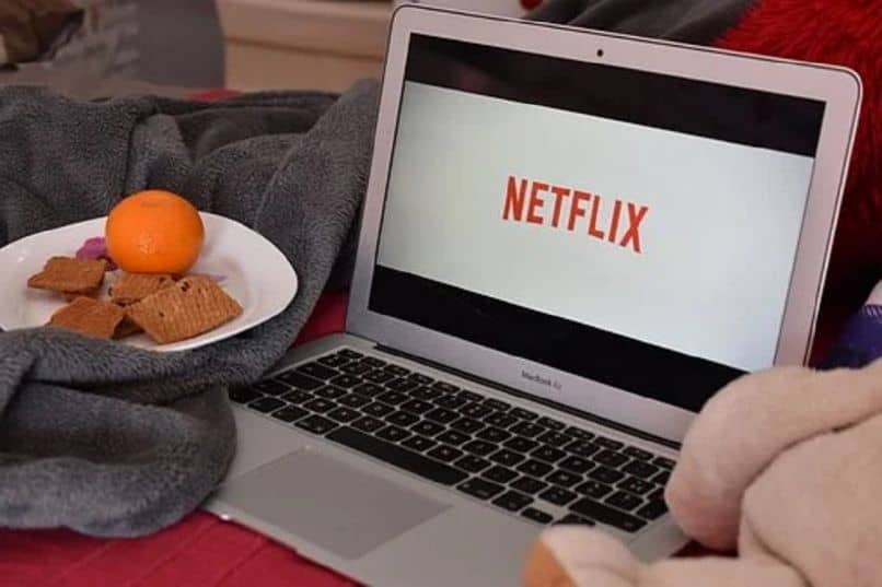 Laptop z Netflixem na ekranie