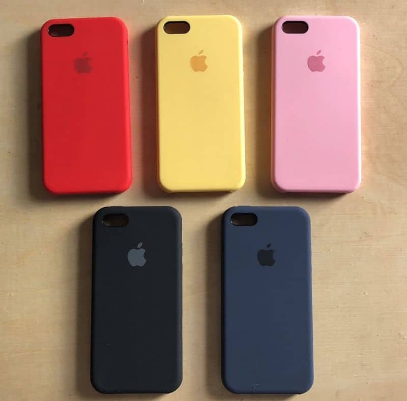 Etui na iPhone'a na stole w różnych kolorach