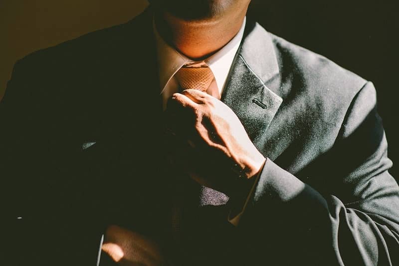 Mężczyzna formalny garnitur chwytając krawat