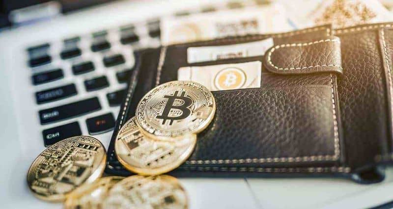 Bitcoin w portfelu na laptopie