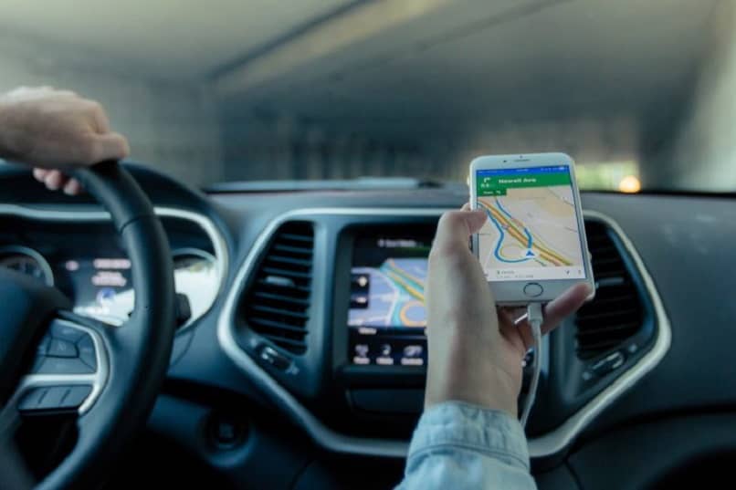 kierowca didi i pasażer z telefonem komórkowym w ręku oglądają mapę
