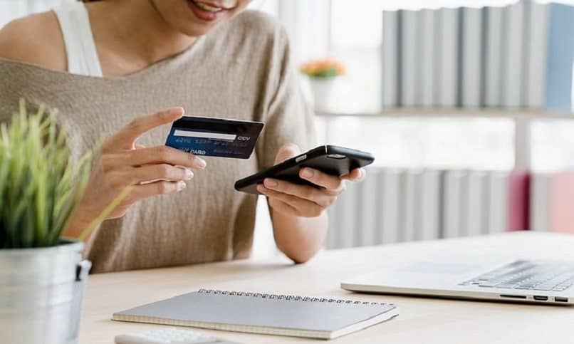 kobieta kupująca euro online za pomocą karty kredytowej