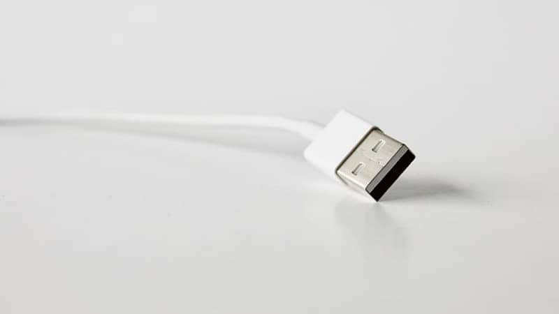 Kabel USB białe tło 