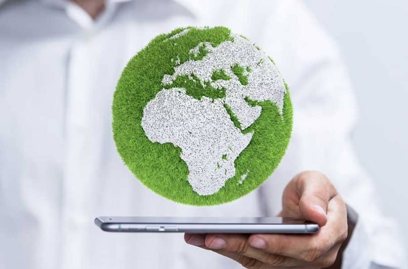 osoba pokazuje zieloną planetę na tablecie organizacja help planeta