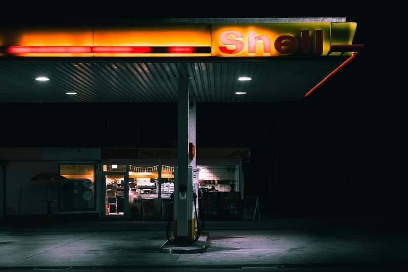 stacja benzynowa w nocy