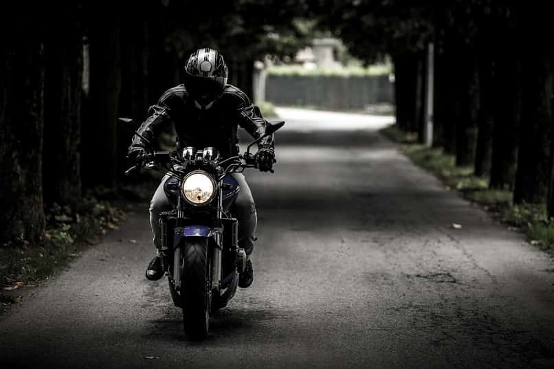 motocyklista oszczędza gaz 